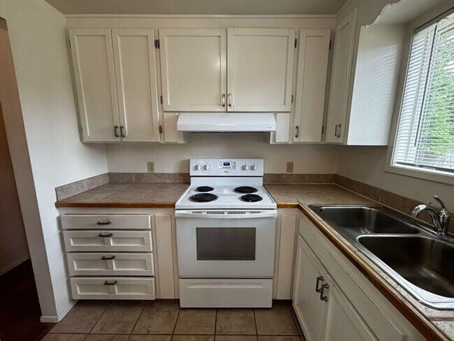 Building Photo - Charming 3-Bedroom Rambler with Spacious Yard & Convenient Location