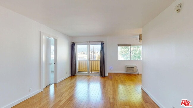 Building Photo - 525 N Sycamore Ave