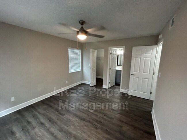 Building Photo - 2560 Woodgate Blvd
