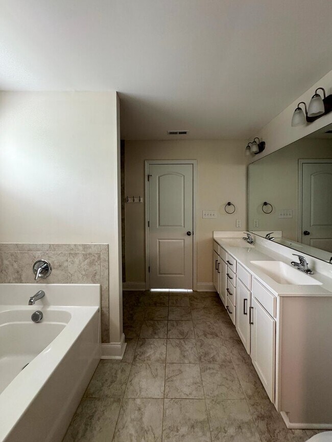 Building Photo - Beautiful 4 Bed 2.5 Bath Home with Fenced Backyard