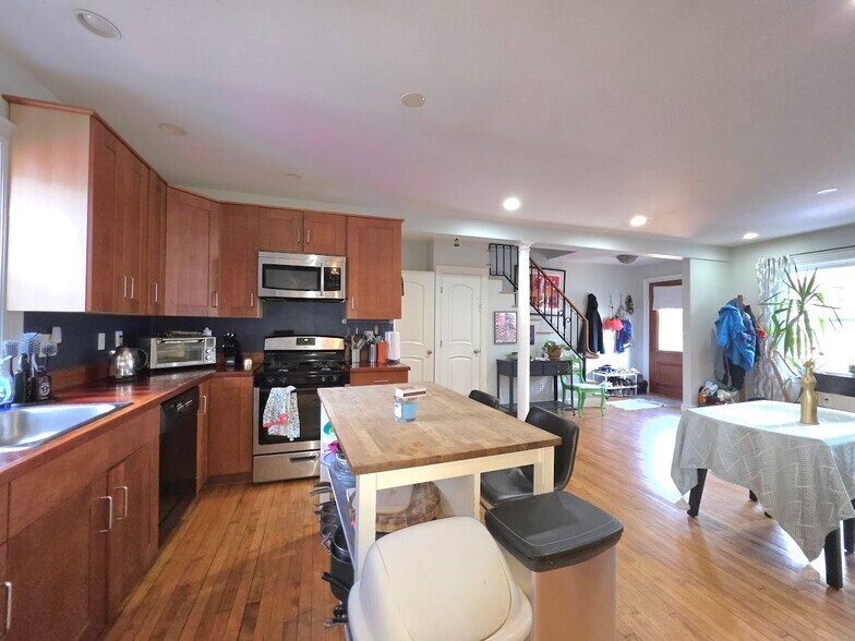 Building Photo - 5 Gore Street Pl