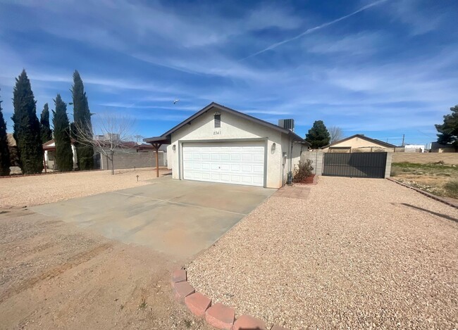 Building Photo - Cute 3 Bedroom Home Near Splash Pad and Hu...