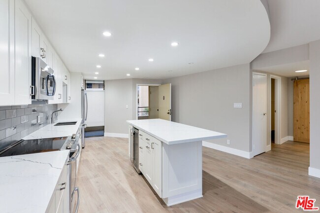 Building Photo - 4265 Marina City Dr