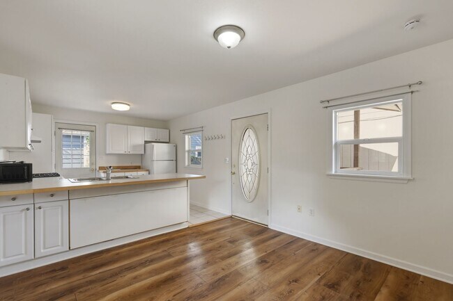 Building Photo - Fantastic location, move in ready! 1 bed, one bath, HUGE kitchen!