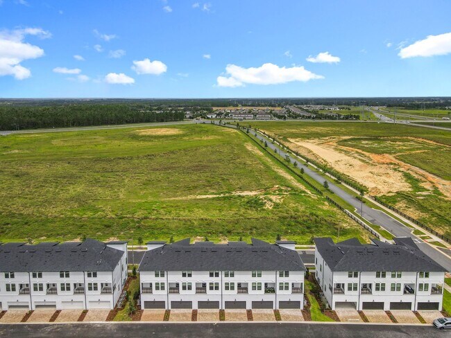 Building Photo - 15465 Hamlin Pk Dr