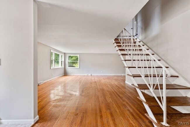 Building Photo - 117 Treeland Cir