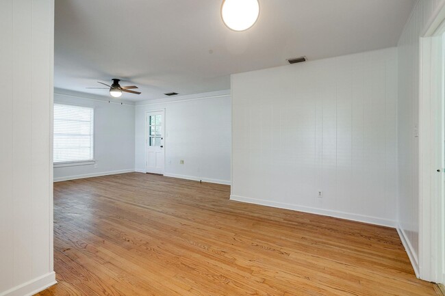 Building Photo - Fresh on the Market-  2 Bed, 1 Bath home i...
