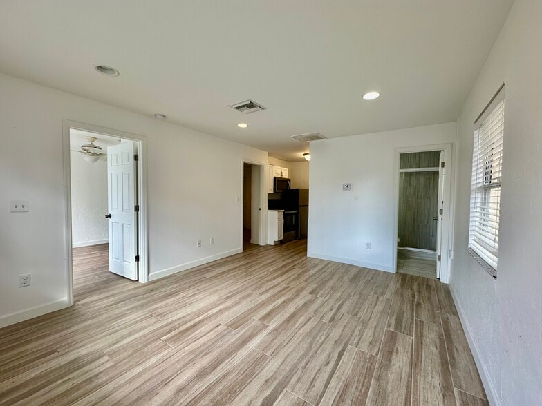 Building Photo - 4241 Tarpon Ave