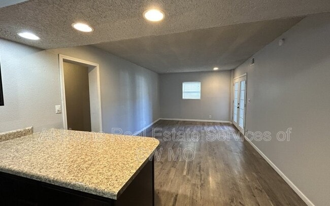 Building Photo - 930 S Campbell Ave