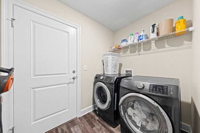 Building Photo - 4 Bedrooms!!!