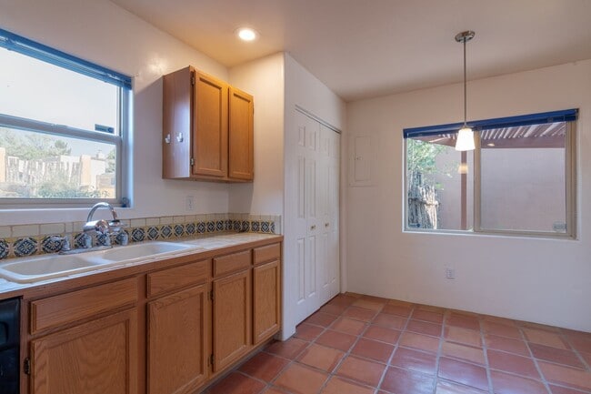 Building Photo - Cute Single Family Home Available now!