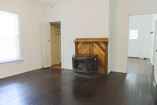 Building Photo - Charming Country home off the beaten path.