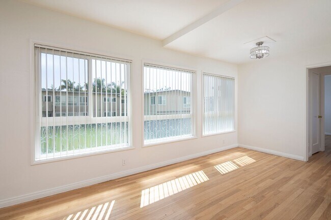 Building Photo - 2BR in La Jolla ~ 1 Mile from the Beach!
