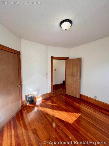 Building Photo - 22 Temple St