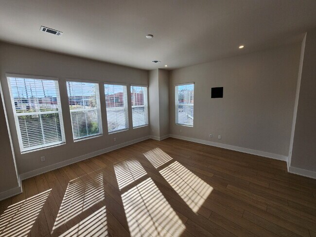 Building Photo - Modern 3 Bedroom 3.5 Bath Home in Nations