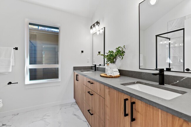 Building Photo - Modern Elegance in the Heart of Wallingford