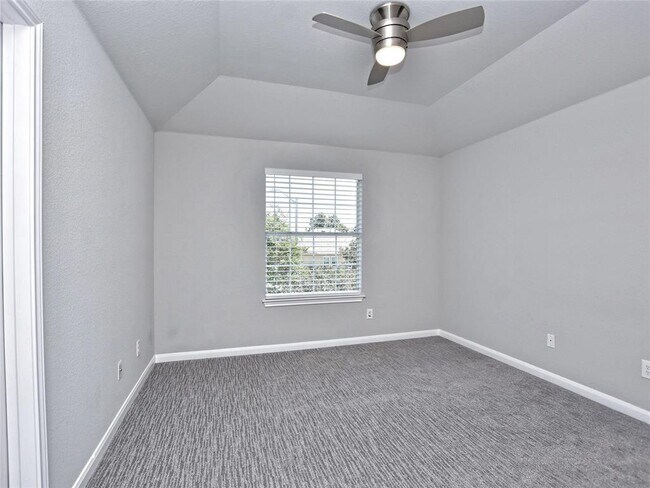 Building Photo - 901 Elmwood Dr