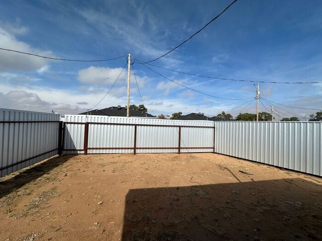 Building Photo - Spacious and updated 2 bedroom 2 bathroom apartment for rent. Central heat and air, granite count...