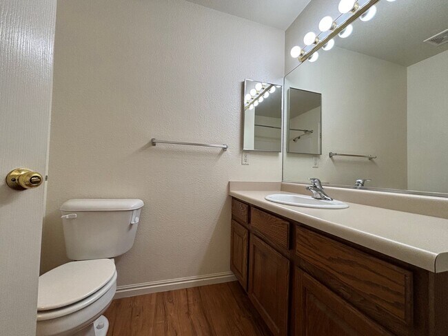 Building Photo - DARLING TOWNHOME FOR RENT IN HURRICANE!