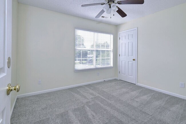 Building Photo - Convenient Coventry Home
