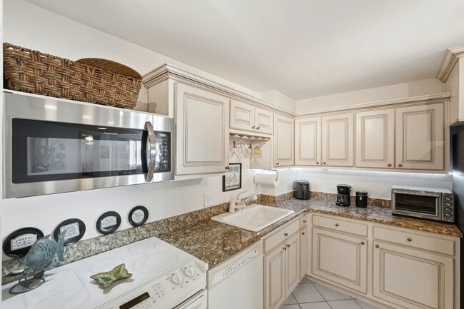 Building Photo - Beautiful 2/2 Bayshore Condo!