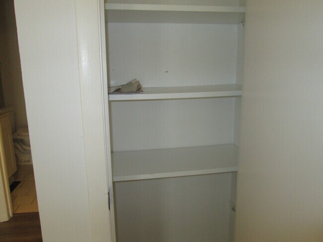 Building Photo - 800 Brook Dr