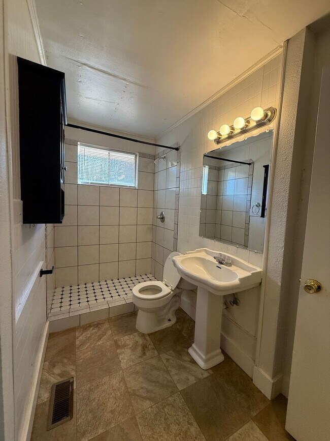 Building Photo - 4 bedroom, 2 bath House