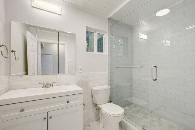 Building Photo - 403 E 32nd St