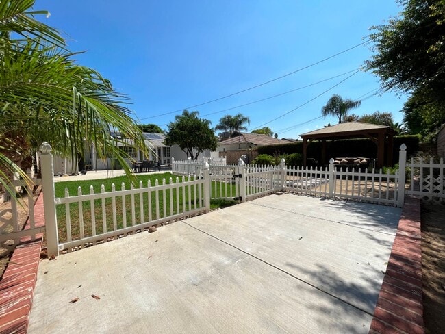 Building Photo - READY FOR MOVE-IN! 3+2.5 w/appliances + great backyard!