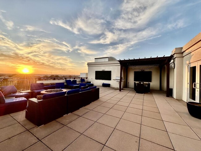 Building Photo - 718 W Trade St