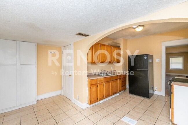 Building Photo - 3 bed 1 bath Home