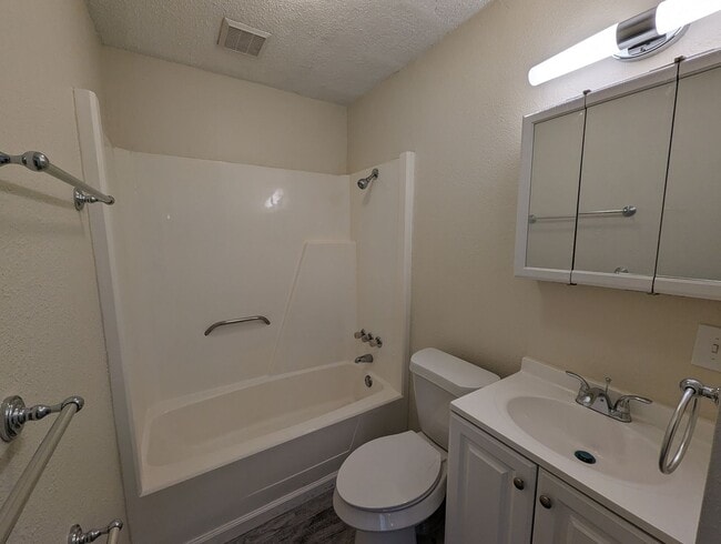 Building Photo - 2/1 Remodeled Condo style Apartment Close ...
