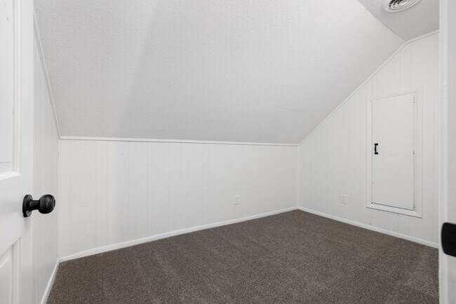 Building Photo - 5 bedroom 3 bath in Covington recently renovated just off the town square