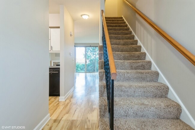 Building Photo - 533 Woodhaven Dr