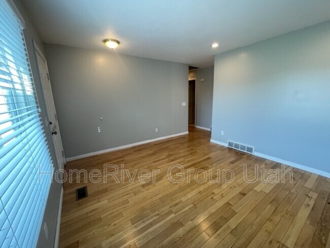 Building Photo - 9541 S Newkirk St