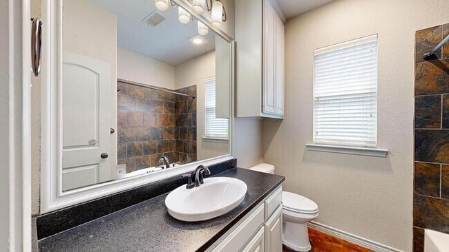 Building Photo - 3 bed 2 bath home with 2 car garage!