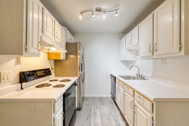 Building Photo - 1061 W Beaver Creek Blvd