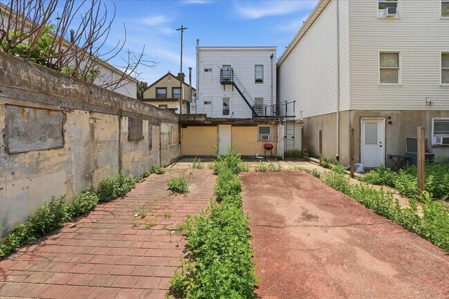 Building Photo - 78 Logan Ave