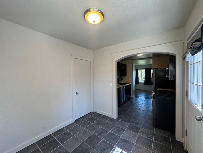 Building Photo - 3 Bedroom In East Tacoma!