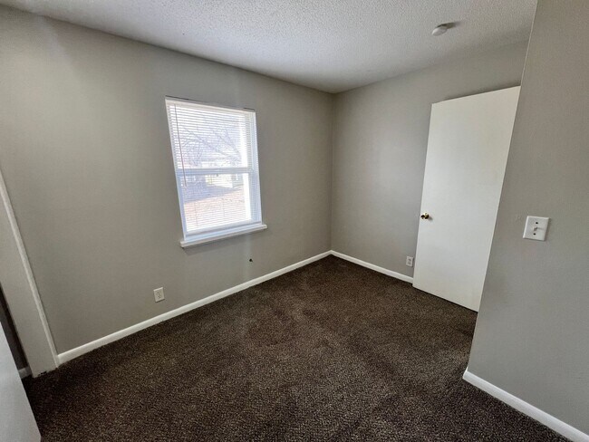 Building Photo - 2-Bed, 1-Bath Apartment with Garage Parking!