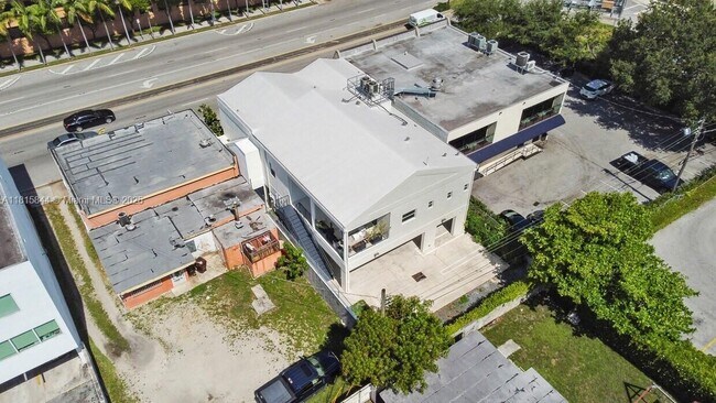 Building Photo - 740 NW 24th Ct