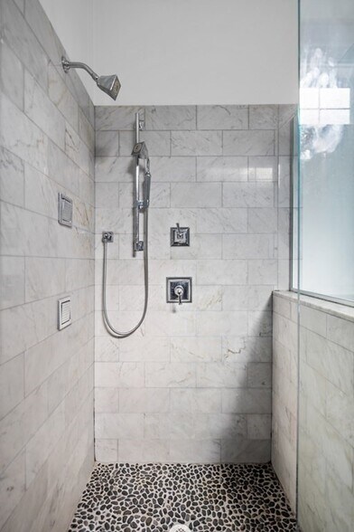 Building Photo - 322 W 4th St