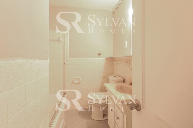 Building Photo - 3 BR, 2 BA home in Oakwood Estates