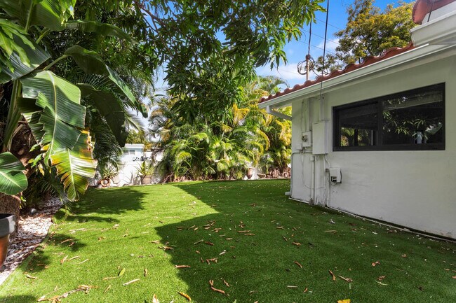 Building Photo - 715 NE 25th Ave