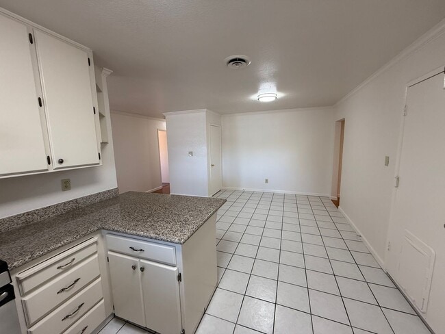 Building Photo - 4-bedroom single story in East Modesto!