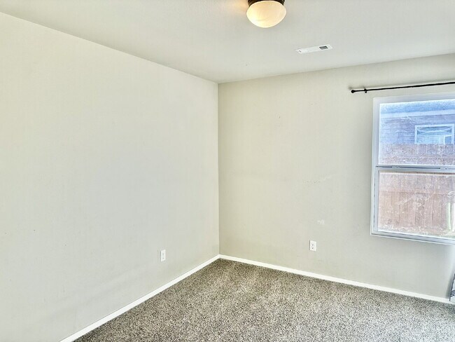 Building Photo - 920 Queen St