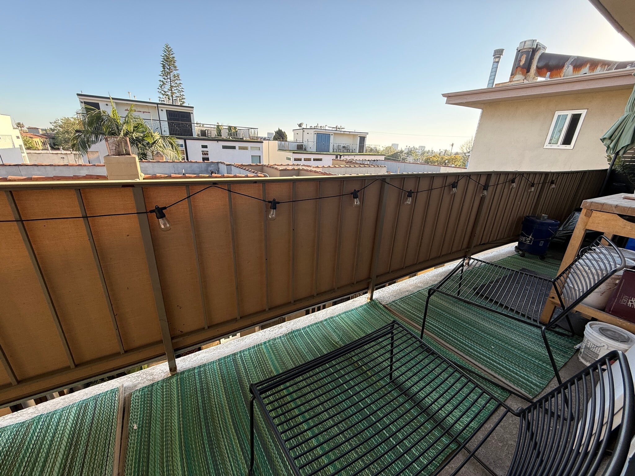 Building Photo - 525 N Sycamore Ave