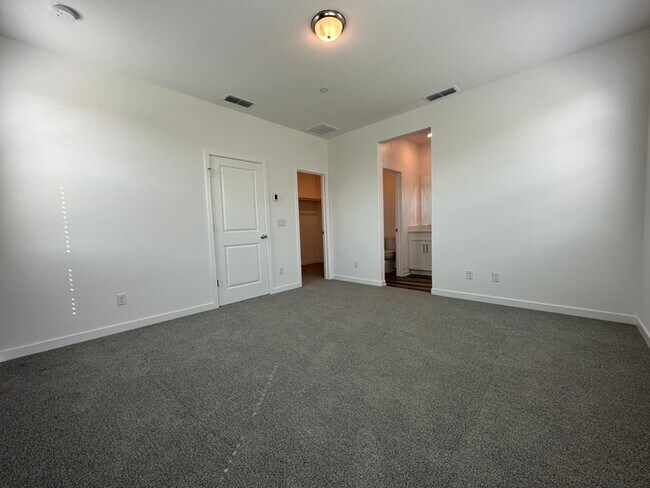 Building Photo - Gorgeous 3 Bedroom 2.5 Bathrooms