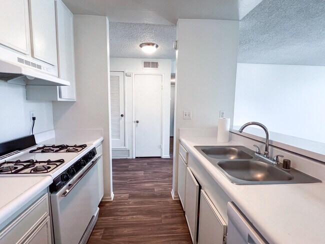 Building Photo - 1400 E Palm Canyon Dr