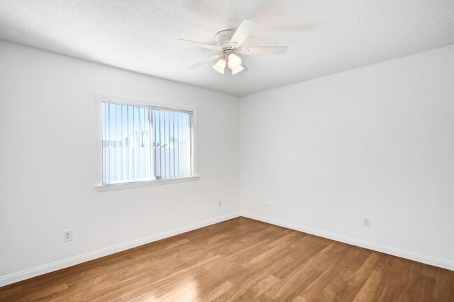 Building Photo - Available now this charming single-story 3B/2B in the City of Highland.